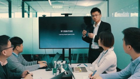 我家的24小时“编外医生”：AI时代，终于不用半夜抱着娃往医院冲了